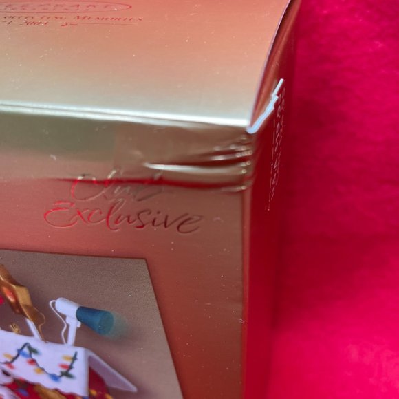 Snoopy's Decorated Dog House Hallmark Ornament. - Picture 7 of 8